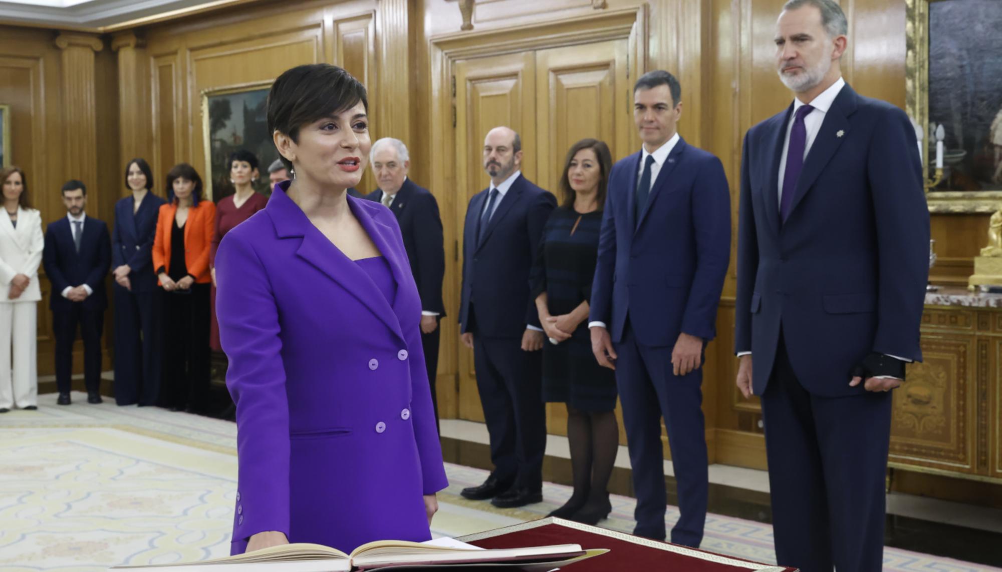 La ministra de Vivienda y Agenda Urbana, Isabel Rodríguez, promete su cargo ante el rey Felipe VI.